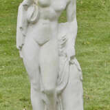 Badender weiblicher Akt mit Apfel als Parkskulptur - фото 1
