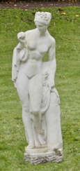 Badender weiblicher Akt mit Apfel als Parkskulptur