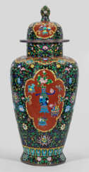 Prachtvolle Cloisonné-Palast-Deckelvase mit Lotus-Dekor