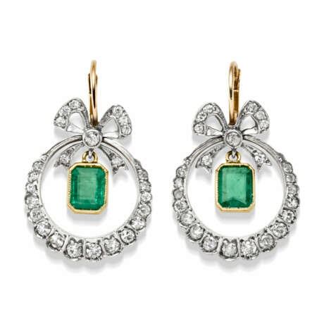 Paar Art Nouveau Schleifenohrhänger mit Smaragden und Diamanten - Foto 1