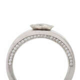 Ring mit 1 Brillant, ca. 0,6 ct, GW(K)/SI, - фото 6