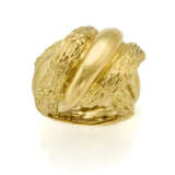 DAVID WEBB | Textured yellow gold ring accented wi… - Foto 2