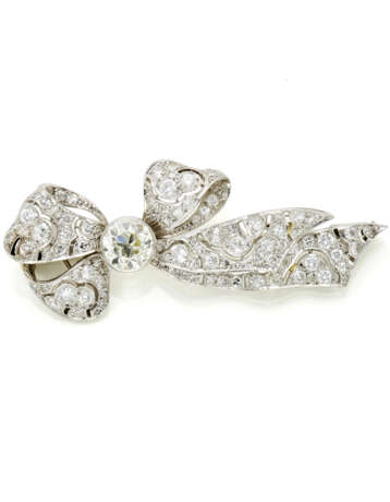 Diamond and platinum bow shaped brooch, ct. 2.10 c… - Foto 1
