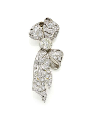 Diamond and platinum bow shaped brooch, ct. 2.10 c… - фото 2