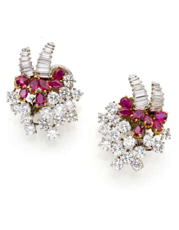 Pear shaped ruby, round and baguette diamond white… - фото 1