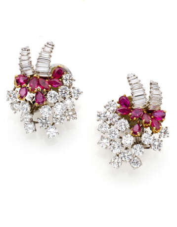 Pear shaped ruby, round and baguette diamond white… - photo 1