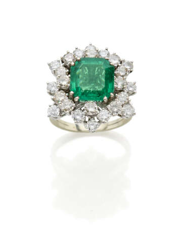 White gold diamond and emerald cluster ring, emera… - Foto 1