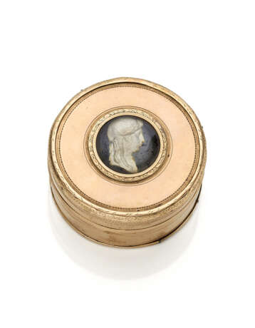 Red 9K gold lined in wood round snuff box with ins… - photo 1
