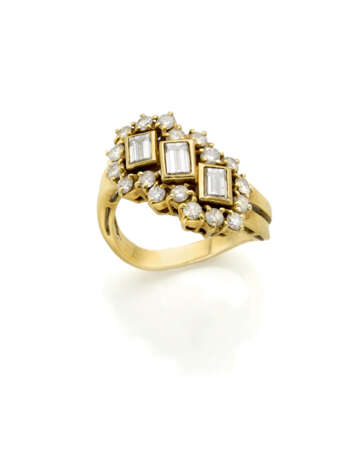 Baguette and round diamond yellow gold ring, three… - Foto 1
