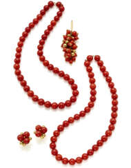 Red coral bead and yellow gold jewellery set compr…