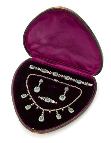 White gold diamond and emerald jewellery set compr… - фото 2