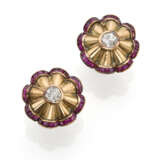 Diamond and carrè ruby yellow gold earrings, diamo… - фото 1