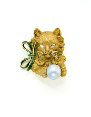 Yellow gold cat shaped brooch accented with emeral… - фото 1