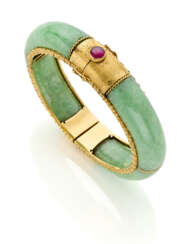 Jade and chiseled yellow gold bangle bracelet acce…