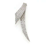 Pavé diamond and white gold ribbon shaped brooch,… - photo 2