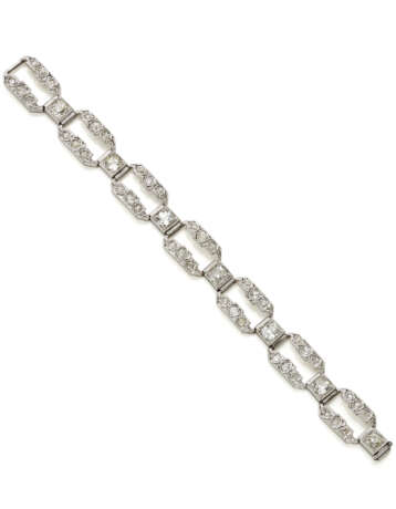 Round and cushion cut diamond platinum chain brace… - photo 1