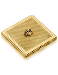 Chiseled yellow gold square shaped compact accente…