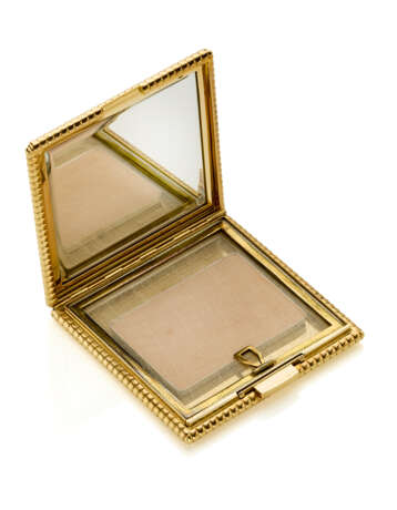 Chiseled yellow gold square shaped compact accente… - фото 2
