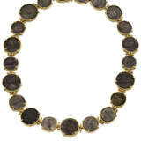 Coin and yellow hammered gold necklace, g 127.54 c… - фото 1