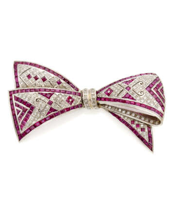 Diamond, carrè ruby and platinum bow shaped brooch… - фото 1