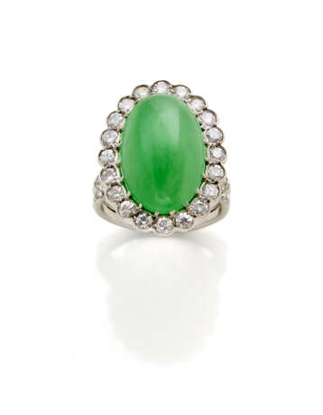 Oval cabochon jadeite and diamond white gold ring… - фото 1