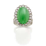 Oval cabochon jadeite and diamond white gold ring… - фото 1