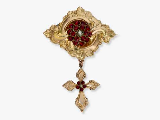 Brustgehänge, Brosche mit Kreuzanhänger, ein Paar Ohrringe und Ring mit roten Glassteinen - Foto 2