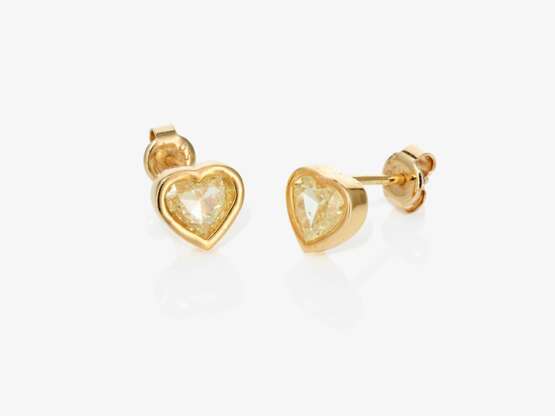 Ein Paar Ohrstecker mit natürlichen Fancy Yellow Diamanten in Herzform - фото 1