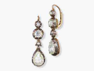 Ein Paar Ohrringe mit großen Diamantrosen