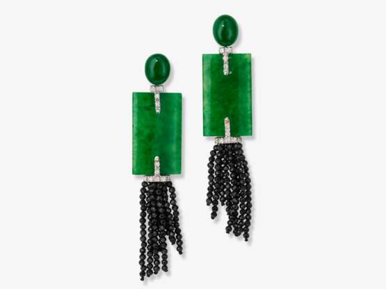 Ein Paar sehr feine Jade Ohrgehänge mit Brillanten und Onyx - photo 1