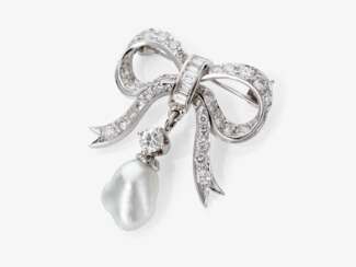Schleifenförmige Brosche mit Perle und Diamanten