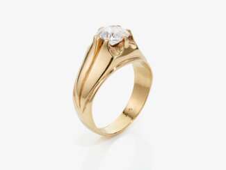 Ring mit sehr feinem Diamant im Kissenschliff