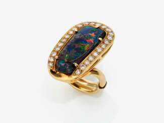 Ring mit Boulder-Opal und Brillanten