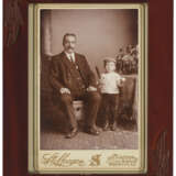 FATHER & SON WITH BASEBALL BAT AND BALL CABINET PHOTOGRAPH C.1880S - Foto 1