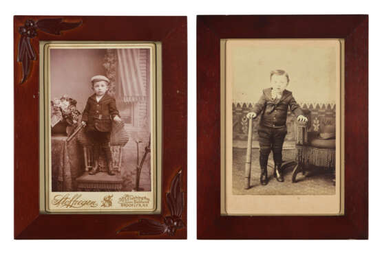 LOT OF (2) CABINET PHOTOGRAPHS OF YOUNG BOY WITH BASEBALL EQUIPMENT C.1880S - Foto 1