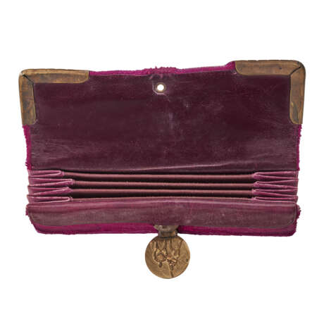 AN AMERICAN BRASS-MOUNTED RED VELVET CHANGE PURSE - фото 2