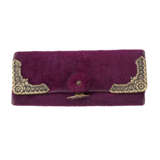 AN AMERICAN BRASS-MOUNTED RED VELVET CHANGE PURSE - фото 3