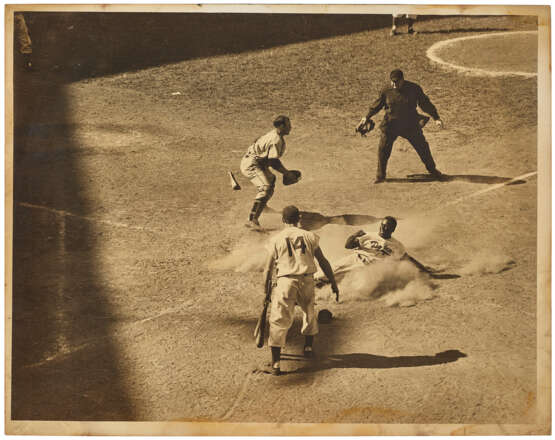 JACKIE ROBINSON "SAFE AT HOME" LARGE FORMAT PHOTOGRAPH C.1950S (PSA/DNA TYPE I) - фото 1