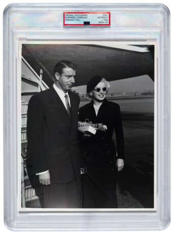 MARILYN MONROE AND JOE DIMAGGIO PHOTOGRAPH C. 1954 (JOE DIMAGGIO COLLECTION) - photo 1