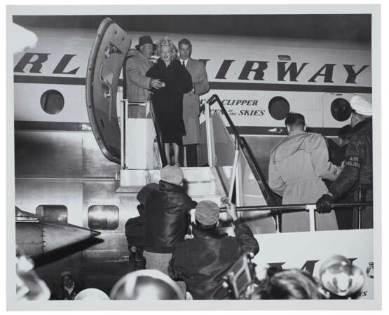 MARILYN MONROE AND JOE DIMAGGIO PHOTOGRAPH C. 1954 (JOE DIMAGGIO COLLECTION) - фото 1