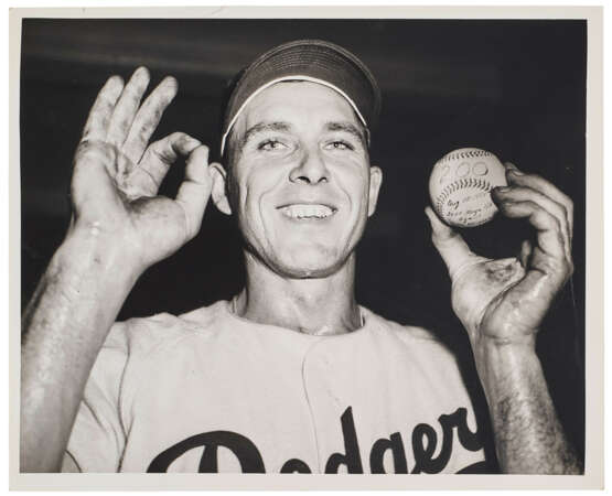 1954 GIL HODGES 200TH CAREER HOME RUN BASEBALL WITH PHOTOGRAPHIC DOCUMENTATION (PHOTO MATCH) - Foto 5