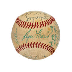 1957 CLEVELAND INDIANS TEAM AUTOGRAPHED BASEBALL WITH ROGER MARIS (ROOKIE SEASON)(PSA/DNA)