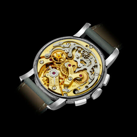 UNIVERSAL. A RARE STAINLESS STEEL CHRONOGRAPH WRISTWATCH WITH TRIPLE CALENDAR AND MOON PHASES - photo 2