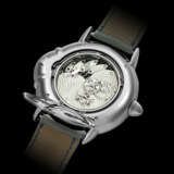 VINCENT BERARD. AN 18K WHITE GOLD LEFT HANDED SEMI-SKELETONISED WRISTWATCH WITH DAY, MOON PHASES AND POWER RESERVE - Foto 4