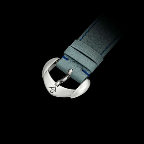 VINCENT BERARD. AN 18K WHITE GOLD LEFT HANDED SEMI-SKELETONISED WRISTWATCH WITH DAY, MOON PHASES AND POWER RESERVE - Foto 5