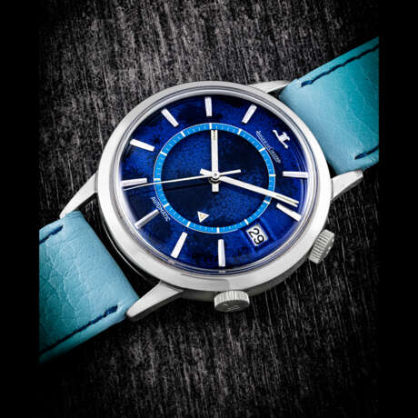 JAEGER-LECOULTRE . A RARE STAINLESS STEEL AUTOMATIC WRISTWATCH WITH SWEEP CENTRE SECONDS, ALARM, DATE AND BLUE LACQUERED DIAL - фото 1