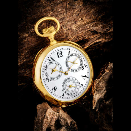 PATEK PHILIPPE. A ONE-OF-A-KIND AND IMPORTANT 18K GOLD PERPETUAL CALENDAR POCKET WATCH WITH GUILLAUME BALANCE, ENAMEL DIAL AND THREE OVERSIZED SUBSIDIARY DIALS - Foto 1