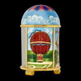 PATEK PHILIPPE. A ONE-OF-A-KIND GILT BRASS DOME TABLE CLOCK WITH CLOISONN&#201; ENAMEL DEPICTING HOTAIR BALLOONS - photo 3