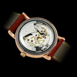 UNIVERSAL. A RARE 18K PINK GOLD AUTOMATIC WRISTWATCH WITH SWEEP CENTRE SECONDS AND ENAMEL DIAL - Foto 3