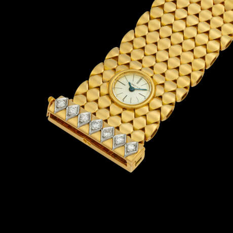 CARTIER. A LADY’S VINTAGE AND UNUSUAL 18K GOLD AND DIAMOND-SET BRACELET WATCH WITH “SECRET” DIAL - photo 2